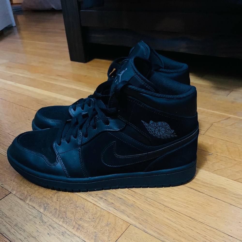 2018 Jordan 1 Mid Black Size 10.5